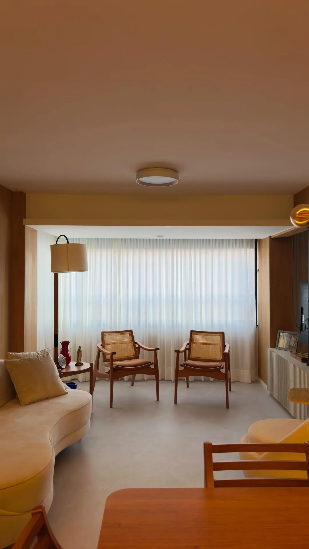 Sala de apartamento reformado pela Arcco Engenharia, com mobiliário em madeira e acabamento contemporâneo